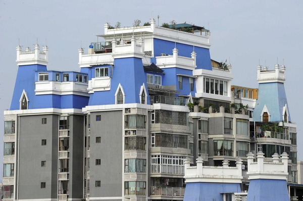 マンションの屋上に建てられ違法建築物_2