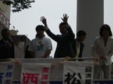 手を振る閣下
