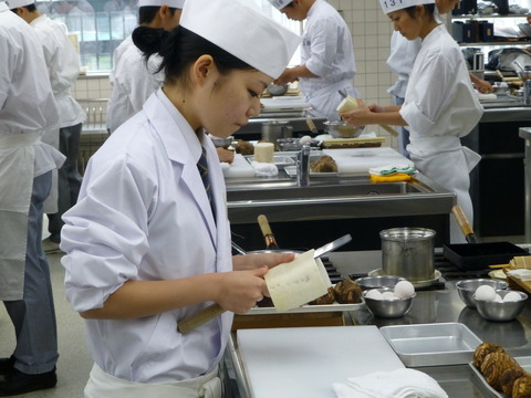 かつらむきに取り組んでます。