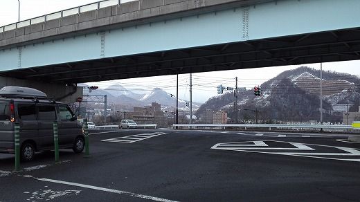 石山の交差点までくると道路が ...