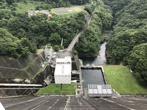 堰堤の下
