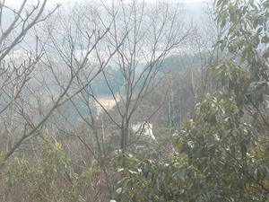 山頂から展望台を望む