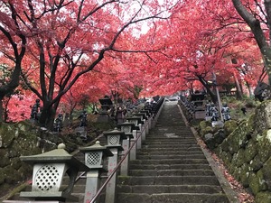 正面階段下から