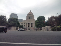 政治家のお金を調べる事務所