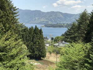 文化洞トンネルから望む河口湖