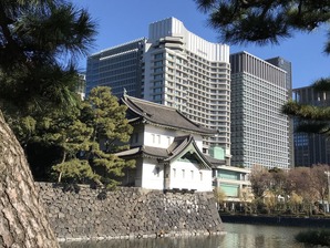桜田巽櫓とパレスホテル