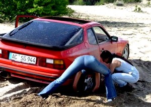 http://www.snegidhi.com/2009/19-9/car_stuck_girls_12.jpg