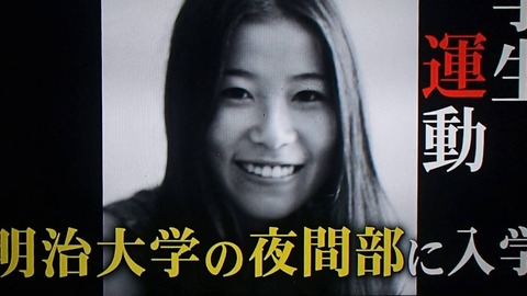 「風に舞い上がるビニールシート」