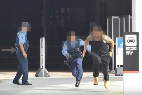 白い粉落として逃げる動画