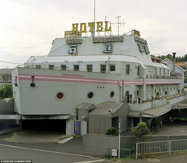 1411139050282_wps_10_HOTEL_QE2_LOVE_HOTEL_HOTE