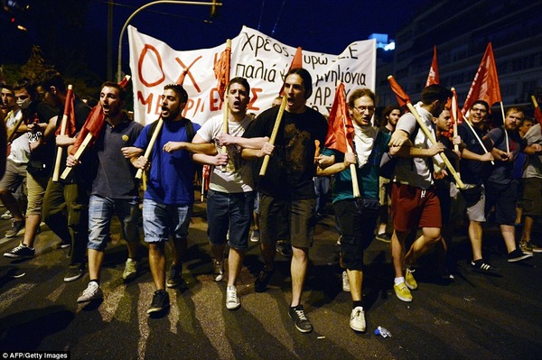 2A904E9300000578-3160873-Protesters_march_in_front_of_the_Gree