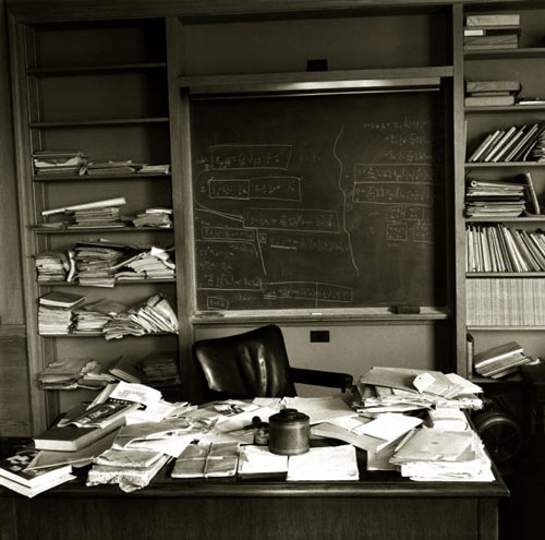 albert-einsteins-desk