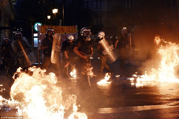 2A90127100000578-3160873-Surrounded_by_flames_riot_police_stan