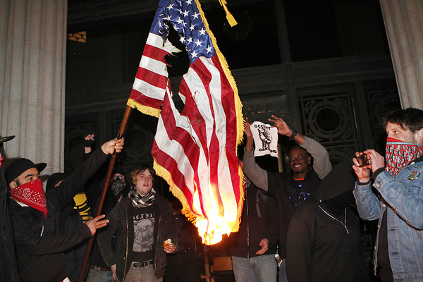 Oakland Occupy_Oakland queman bandera norteamericana