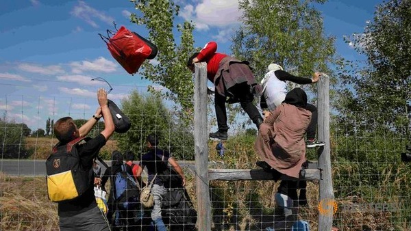 migrants-jump-over-a-road