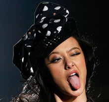model-tongue-0404-220