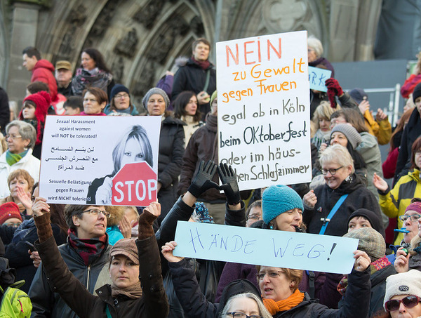 Flashmob_gegen_Mannergewalt,_Koln_2016_-4384