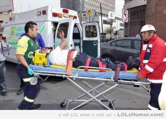 Funny_Pictures_stretcher-selfie_5387