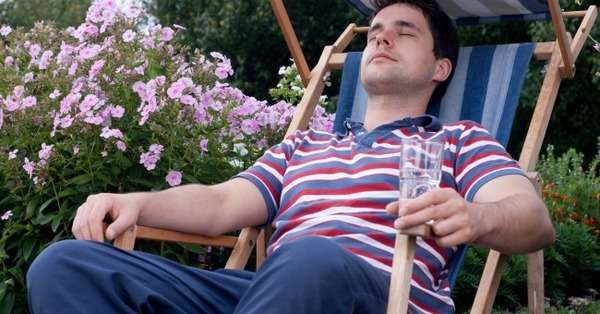 man_deckchair_garden