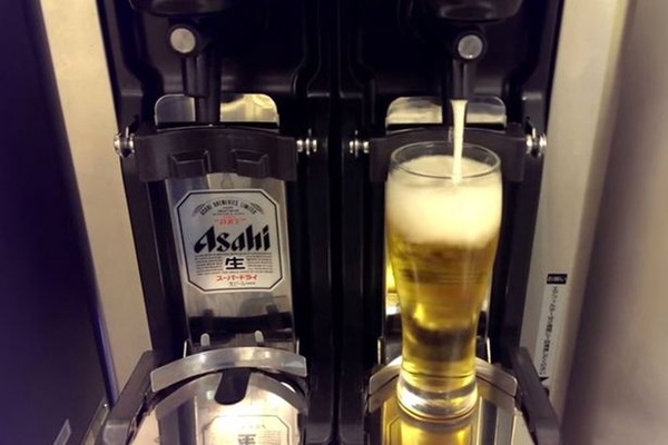 Self-dispensing-beer-machine-filmed-in-Osaka-Japan