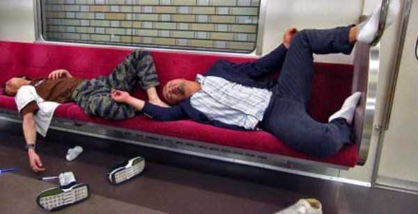 Kjclub 電車で爆睡する日本の酔っ払い達が凄過ぎる！ 海外の反応。