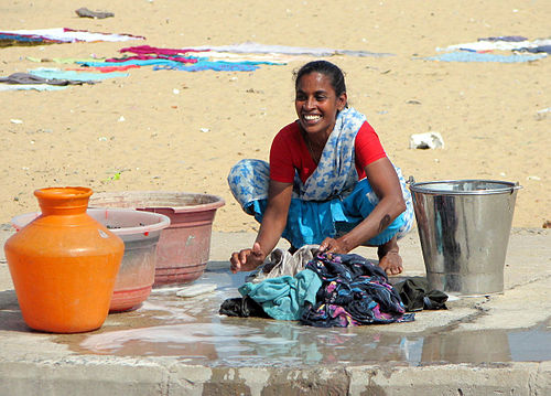 Woman_doing_laundry