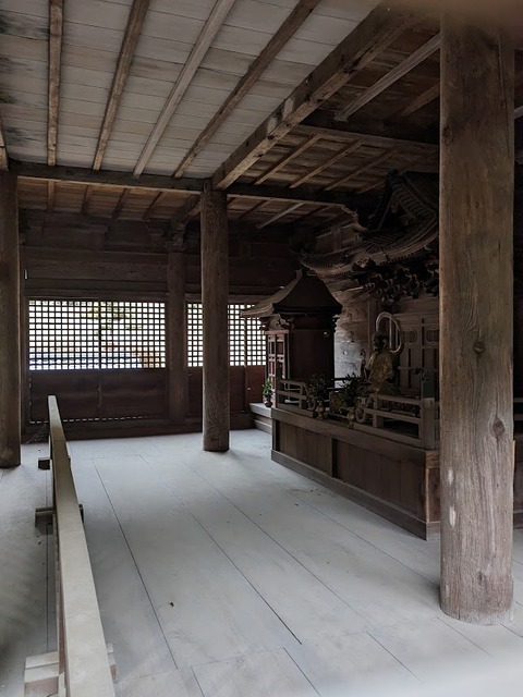文殊堂内