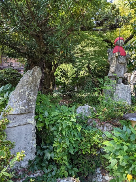 石碑と地蔵