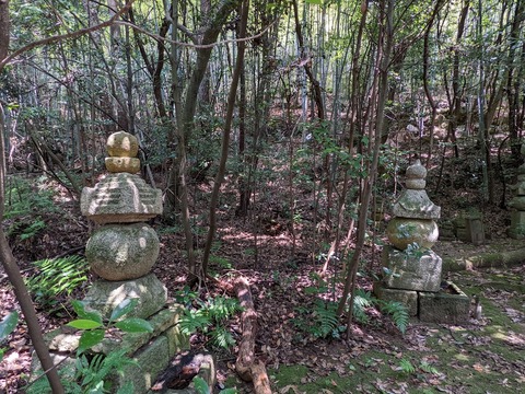 稲荷神社参道の石塔