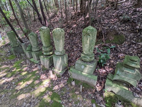 稲荷神社参道の石塔⑤