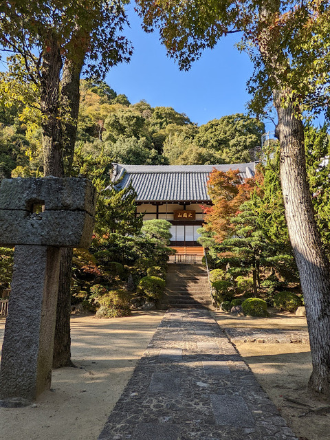 本堂と石碑