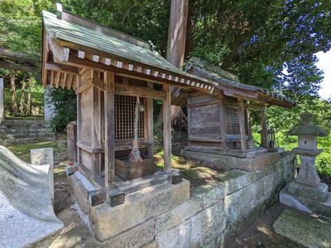 拝殿右側の摂社