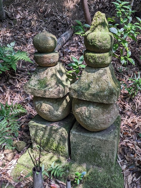 稲荷神社参道の石塔③