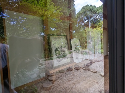 建物内の絵と手前の石畳