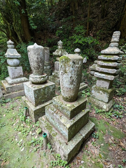 開山堂横の墓