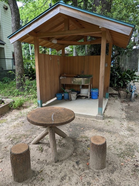 拝殿の左手に