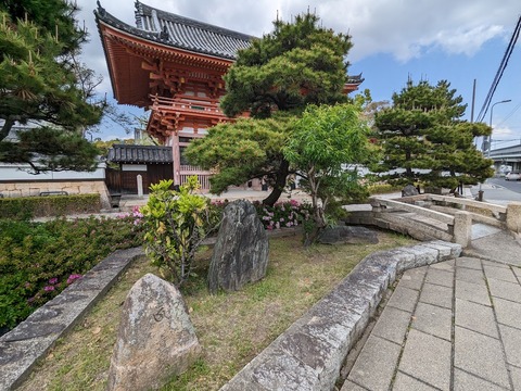 山門と木々、石標