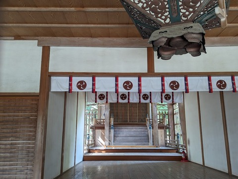 拝所から本殿を