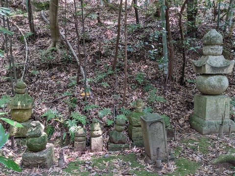稲荷神社参道の石塔②