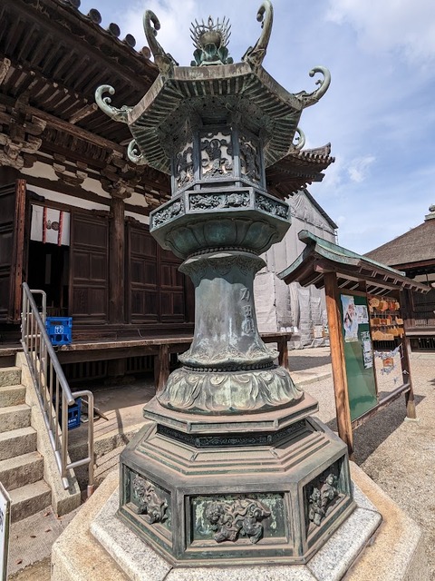 本堂前の灯篭