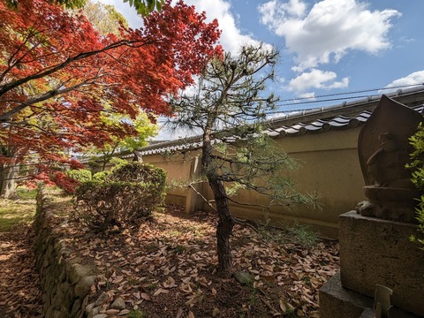 山門の東側