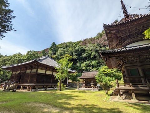 本堂と三坂社と多宝塔
