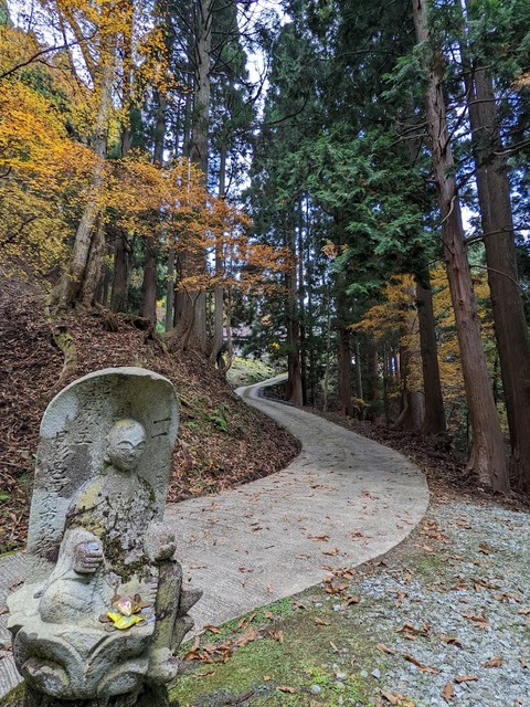 スロープの下の地蔵さま