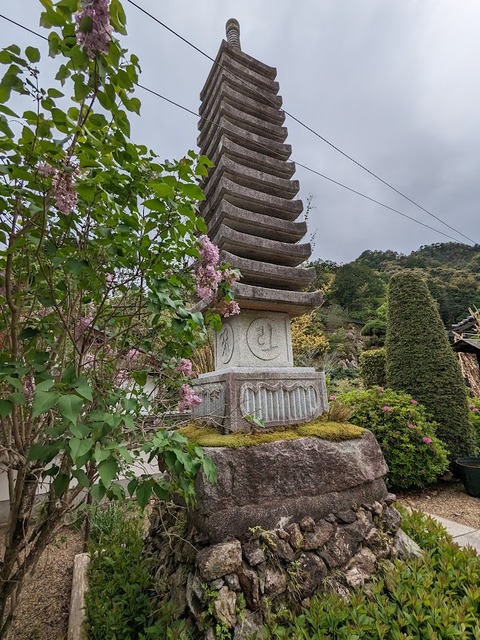 13重の石塔