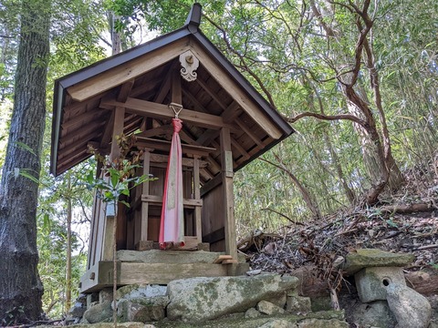 灯篭から突き当りの神社