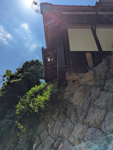 柱がはみ出している