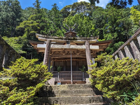 三の鳥居と拝殿
