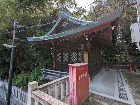 左手に建物
