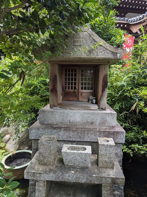 水のそばの神社