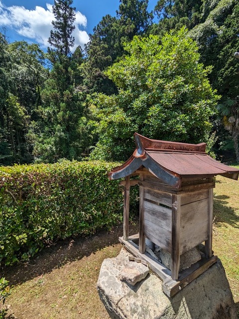 外を向いた神社
